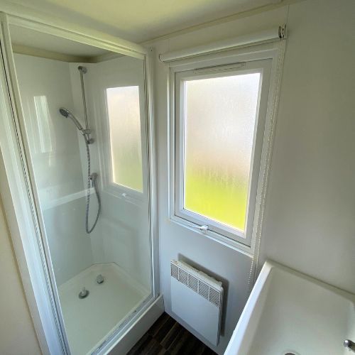 Salle d'eau du mobil-home à louer waben